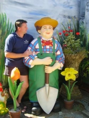 Gardener Male with Spade Life-size (JR 1509)