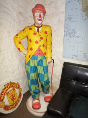 Clown Standing (JR 3156)