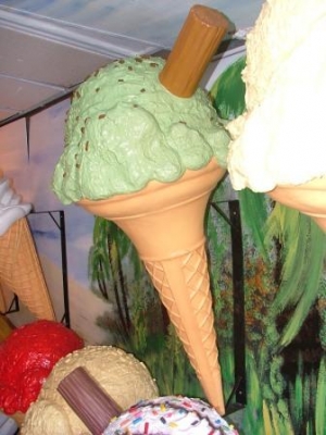 Hanging Single Scoop Sugar Cone with Flake Mint (JR HSSSCWF4-M)