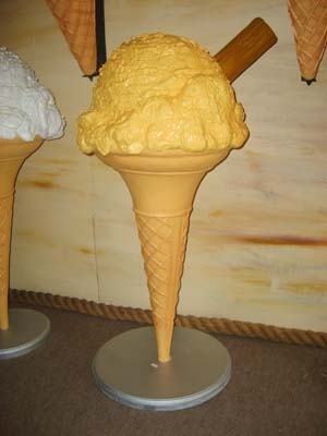 Standing Sugar Cone with Flake Vanilla (JR SSSCWF4-V)