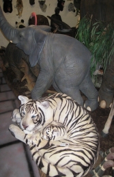 Bengal Tigress with Cub - Siberian White (JR 120011w) - Thumbnail 02
