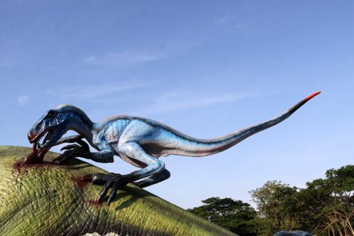 TENONTOSAURUS UNDER ATTACK JR 140074 - Image 12